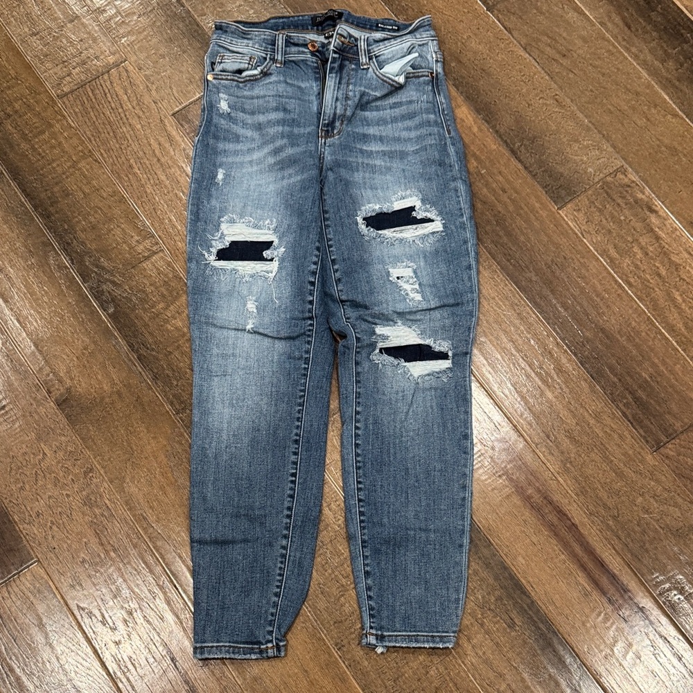 Judy Blue Boyfriend Jeans in Faded Blue with Distressed Knees